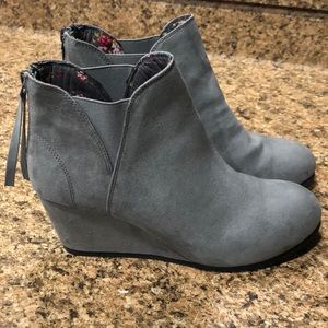 Grey wedges